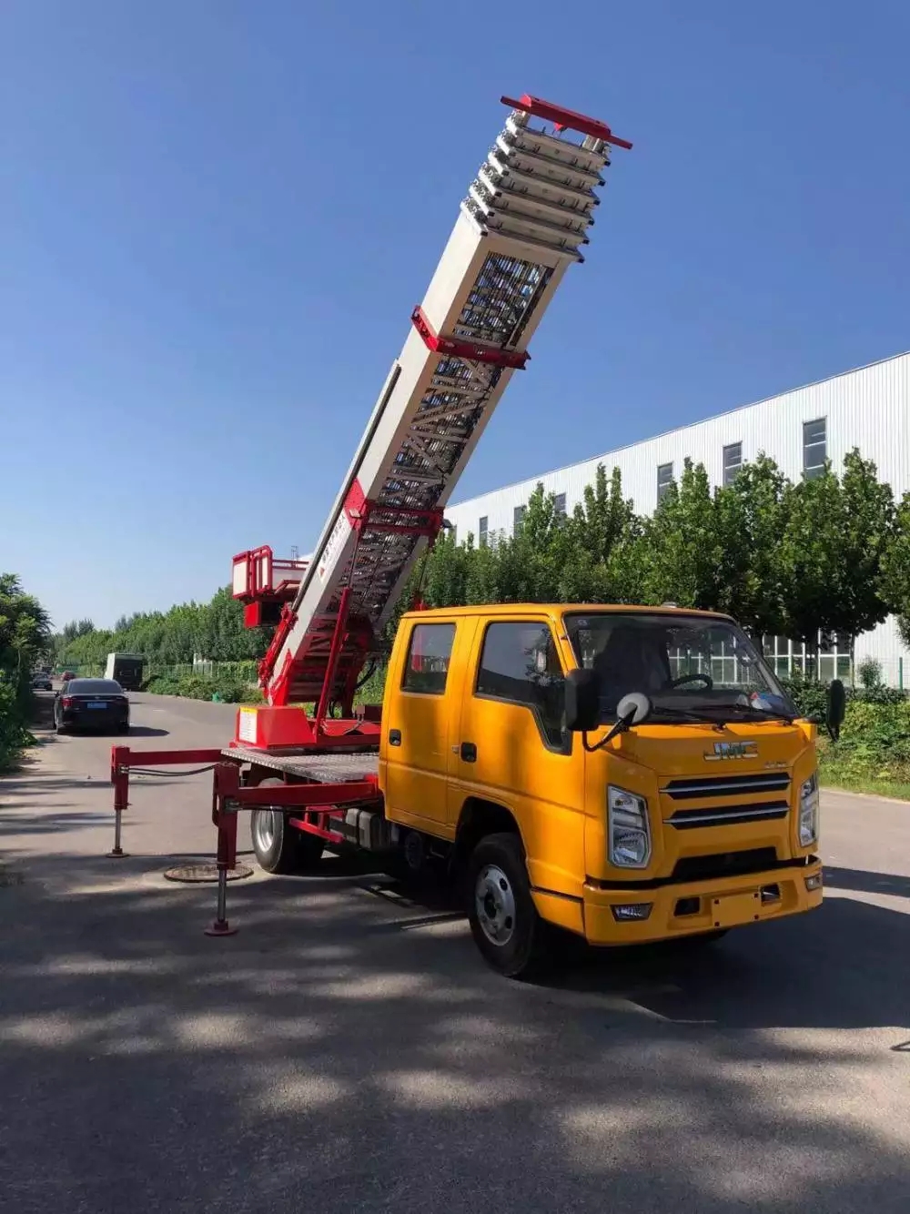 感城镇附近的云梯车出租服务：轻松解决高空作业需求