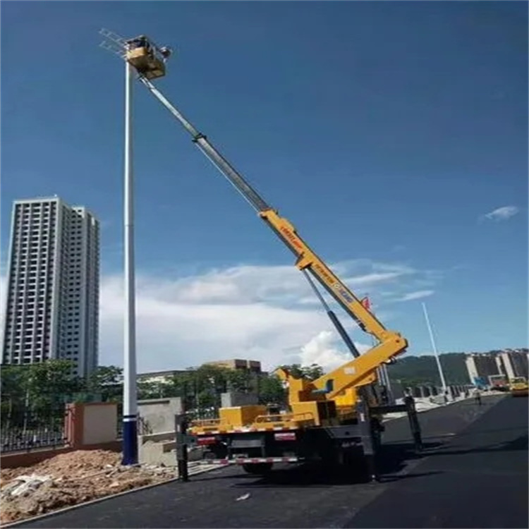 感城镇维修路灯的曲臂升降车出租