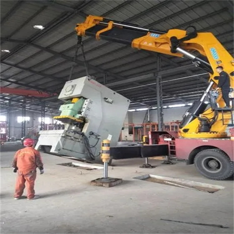 感城镇80吨折臂吊车出租附近电话