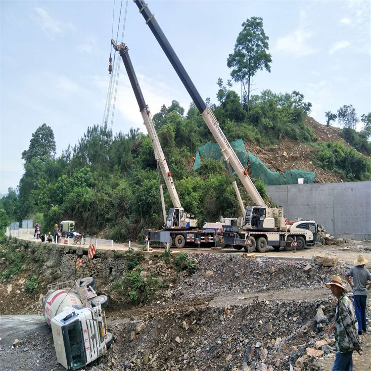 感城镇汽车掉沟里叫吊车救援要多少钱